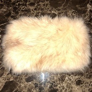 Faux fur. Can be worn w/o chain. Minimum wear.